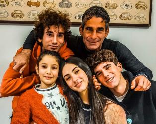 Foto di famiglia: Matteo con la fidanzata Chiara, la sorella Eleonora, il fratello Jacopo e il papà Lucio