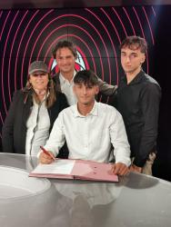 La firma del contratto con il Milan, con Alessandro il fratello maggiore Francesco, il papà Attilio e la mamma Rossella
