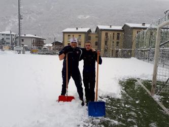 Il Ds Roberto Caspani (a sx) e il mister Piergiacomo Cusini in prima linea per pulire il campo di Grosio