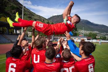 Il tributo dei compagni a Della Cristina dopo la sua ultima partita