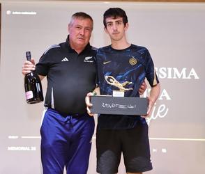 Erio Bolandrini premia Andrea Barba (miglior portiere)