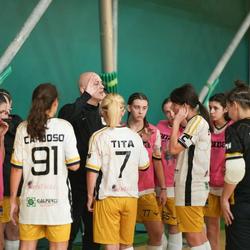 Gianmaria Craperi da le indicazioni alle sue ragazze