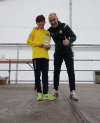 Gabriel Stazzonelli premiato dal presidente dello SC Sondalo Luca Piralli