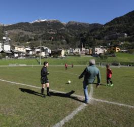 Il calcio d'inizio dato da Don Mario Bagiolo con Marta Dal Pozzo